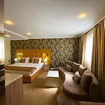Deluxe Hotel